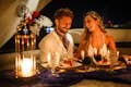 Šťastný pár si užívá večeři na luxusní jachtě