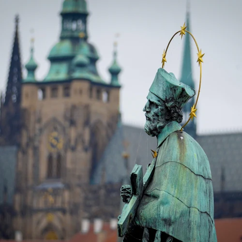 Prague: Old Town Guided Tour with Food & Beer Tasting - Photo 4