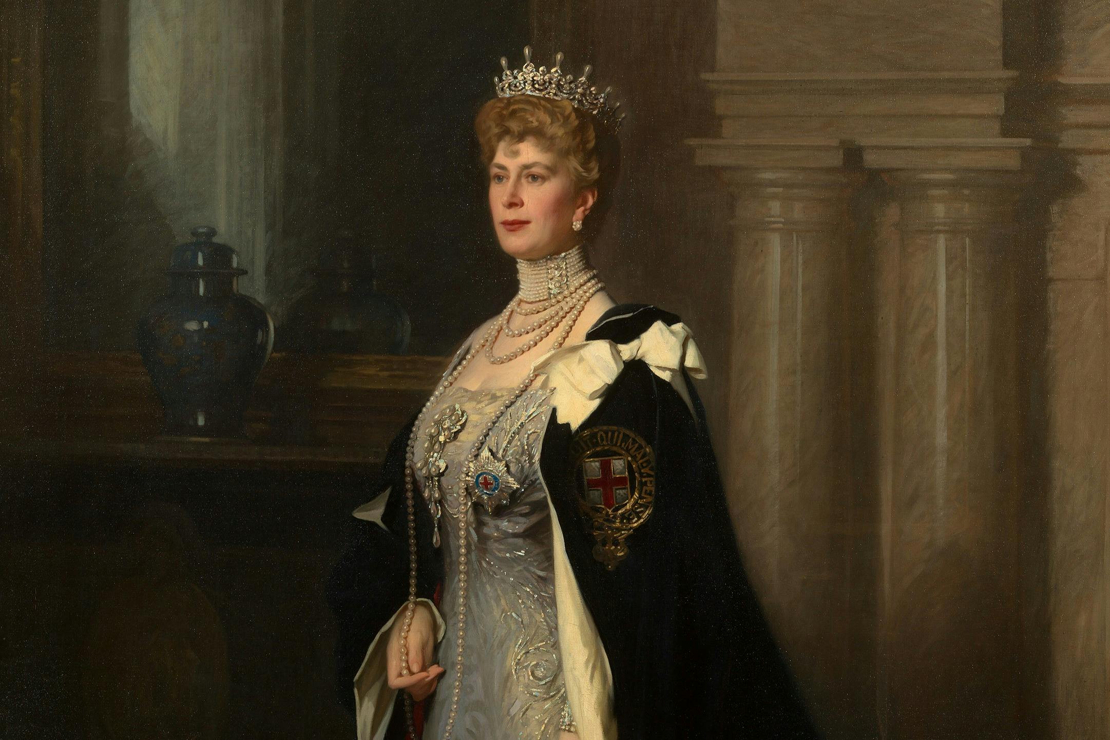 Ένας πίνακας πορτρέτου μιας βασιλικής γυναίκας που φοράει στέμμα, περίτεχνα κοσμήματα και μια τελετουργική ρόμπα, στέκεται σε ένα κομψό εσωτερικό.