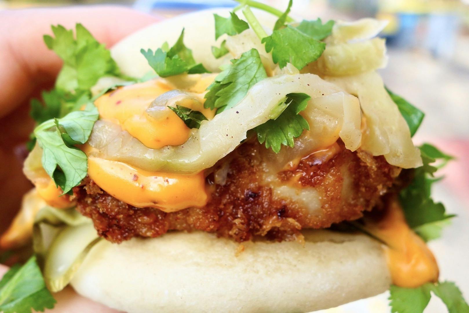 Sprød stegt kylling eller tofu bao boller med hemmelige hjemmelavede saucer