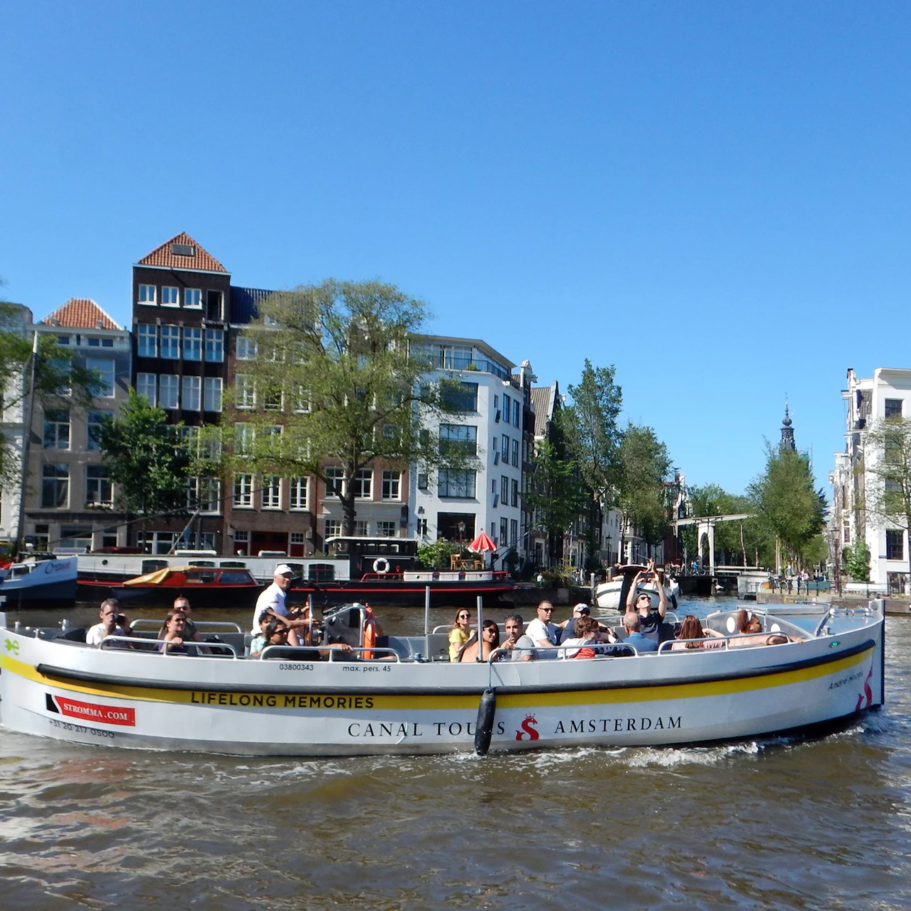 Open boot door de Amsterdamse grachten
