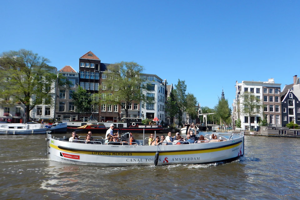 Open boot door de Amsterdamse grachten