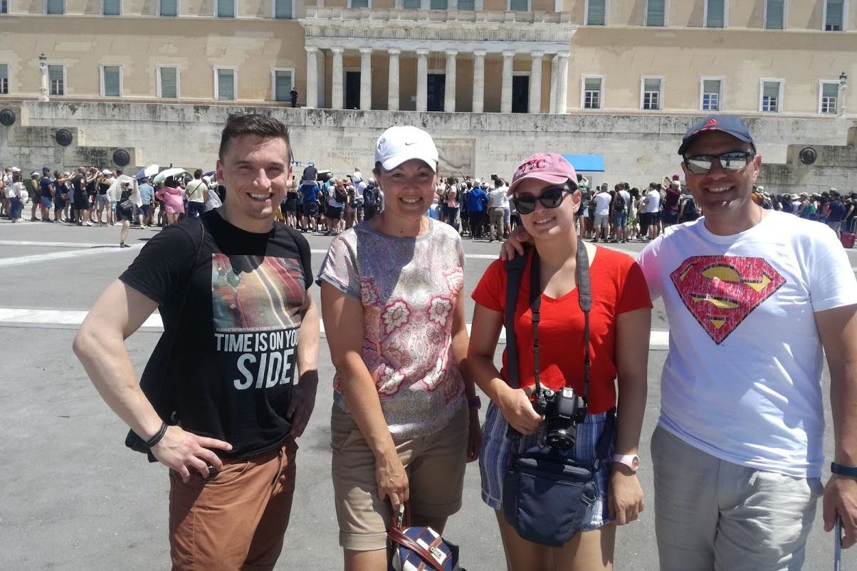 Μικρή ομάδα στην πλατεία Συντάγματος