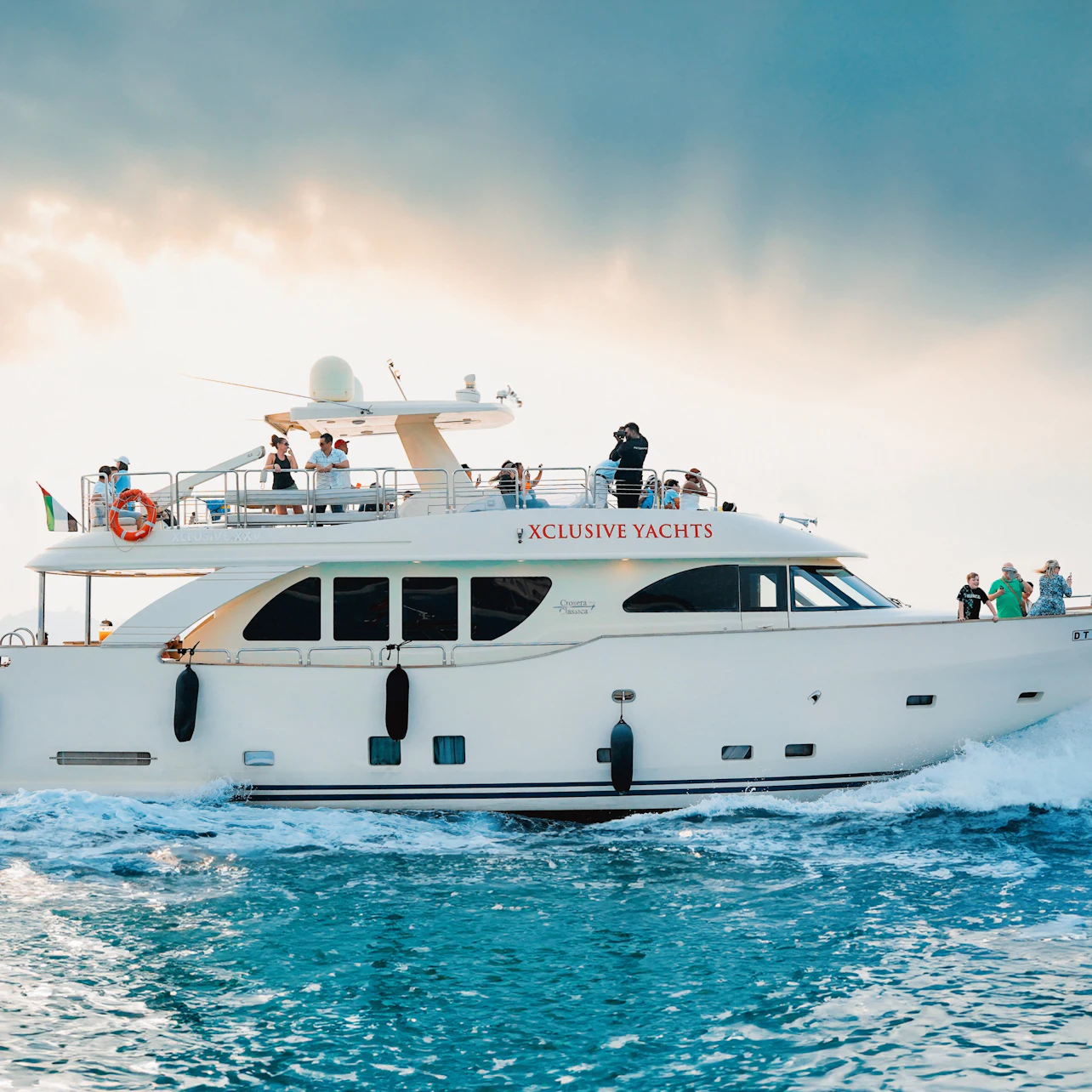 Dubai Marina: Luxury Yacht Tour with Breakfast or BBQ