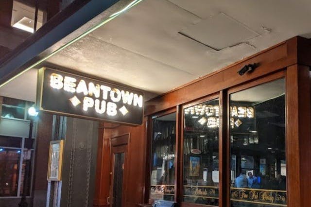 夜间Beantown酒吧入口照片