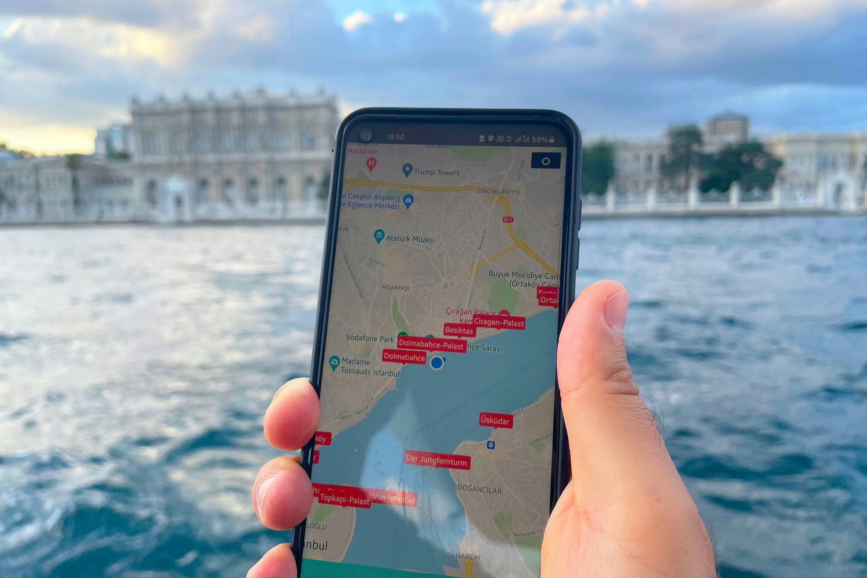 Bosphorus Cruise Audio Tour στο smartphone σας για να μάθετε για όλα τα σημαντικά αξιοθέατα στη διαδρομή.