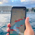 Bosphorus Cruise Audio Tour em seu smartphone para aprender sobre todos os pontos turísticos importantes no caminho.