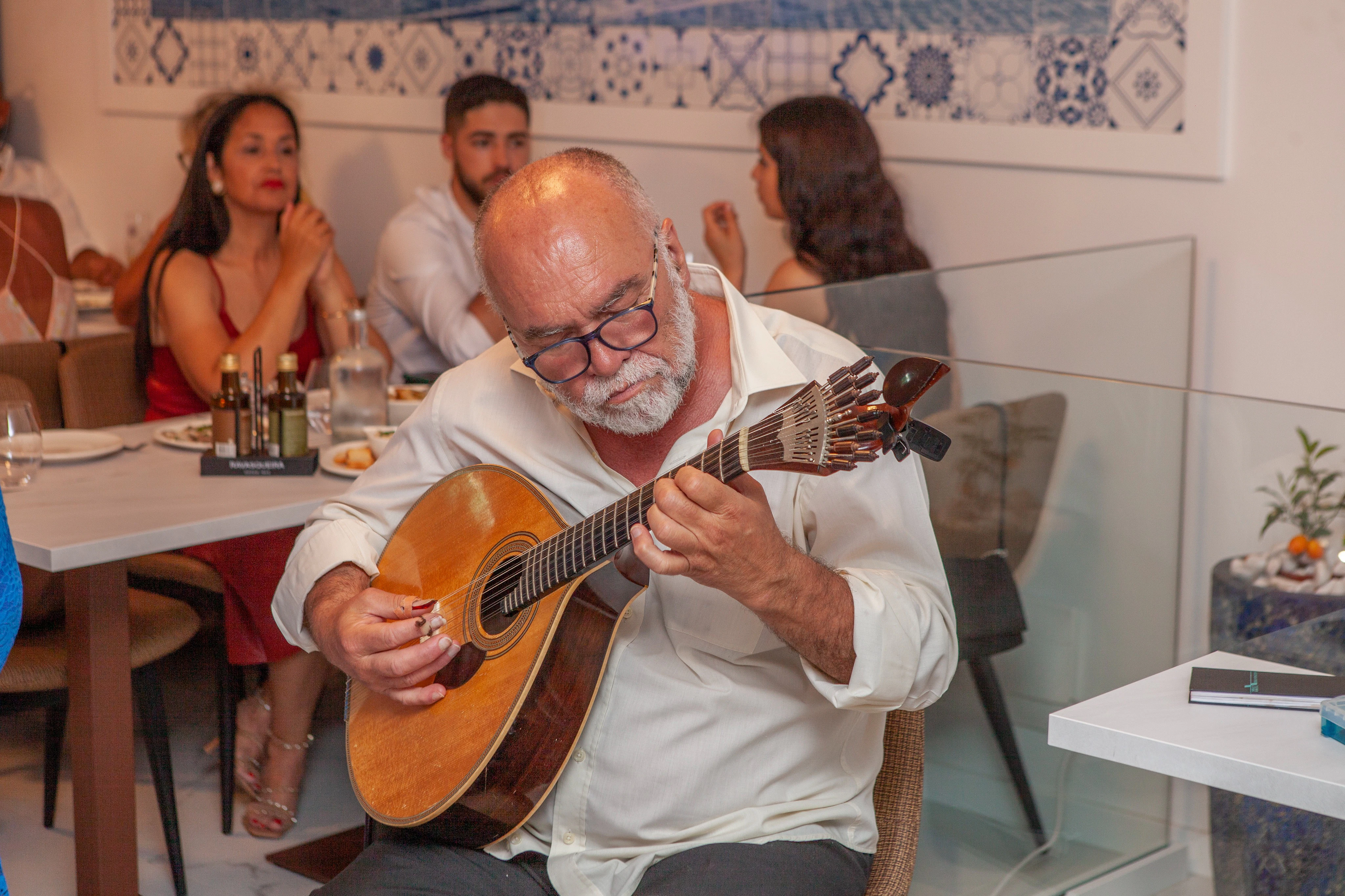 Portimão: Espectáculo de Fado con Degustación de Tapas Algarvias