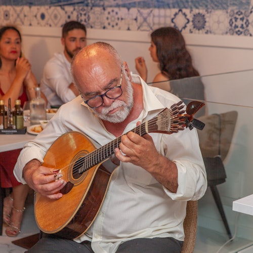 Portimão: Espectáculo de Fado con Degustación de Tapas Algarvias
