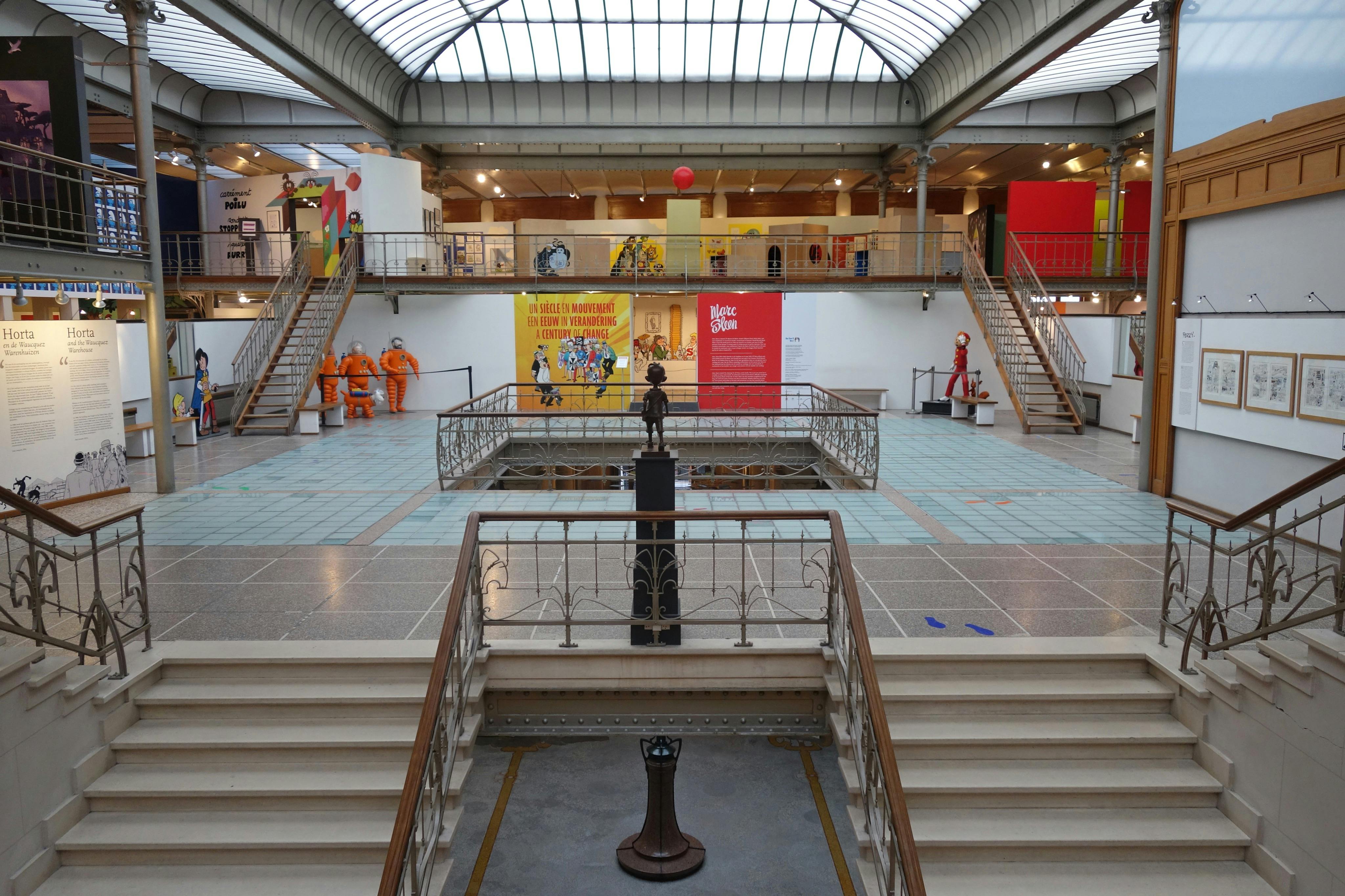 Το εσωτερικό του μουσείου διαθέτει ένα κεντρικό άγαλμα, σκάλες που οδηγούν σε γκαλερί, πολύχρωμα εκθέματα και μανεκέν με πορτοκαλί στολές.