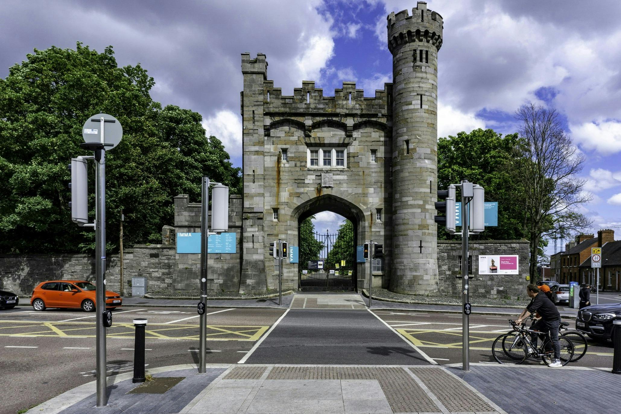 Beautiful arch included in the game route.