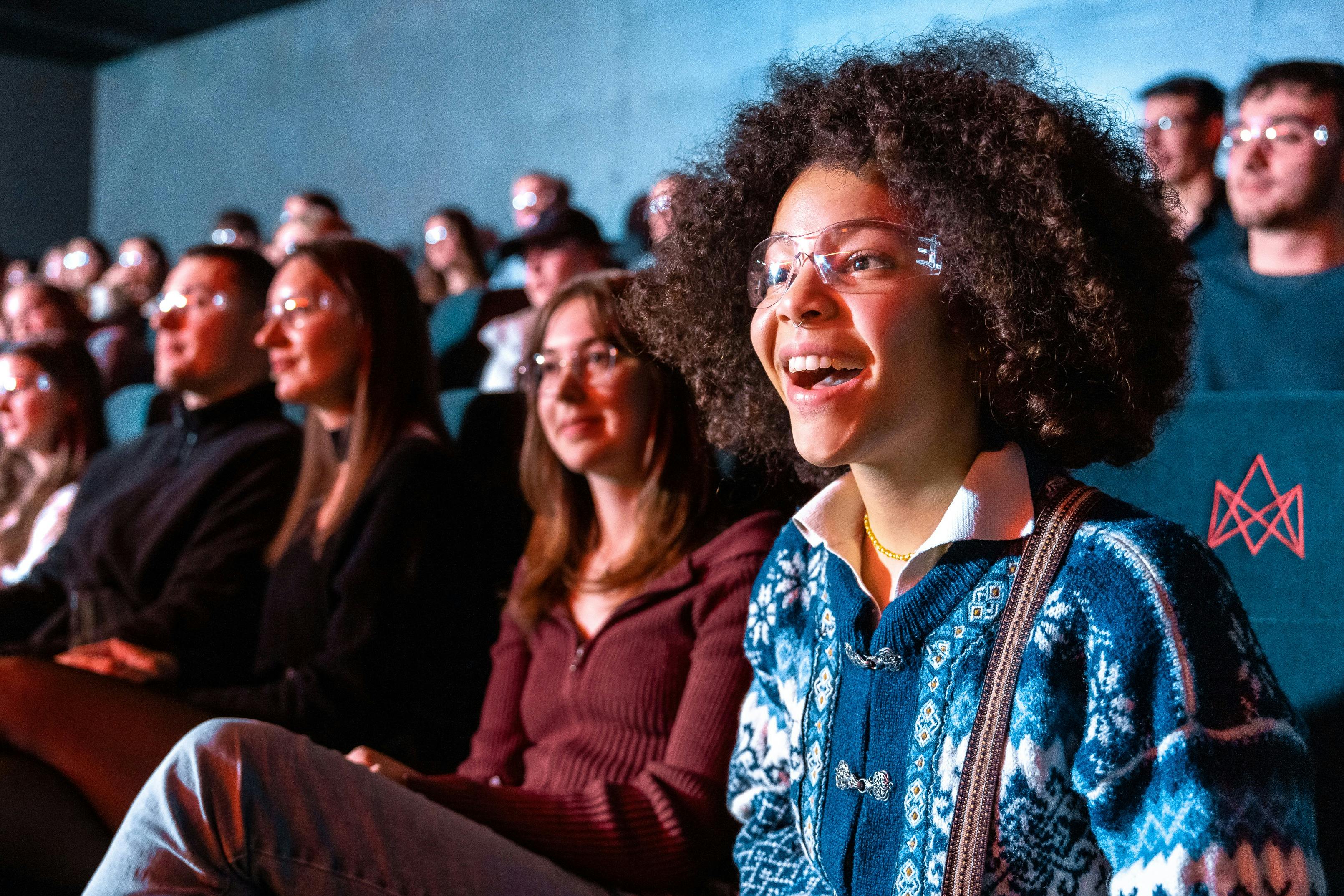 Mladý chlapec je nadšený, že zažívá divy roztavené lávy.