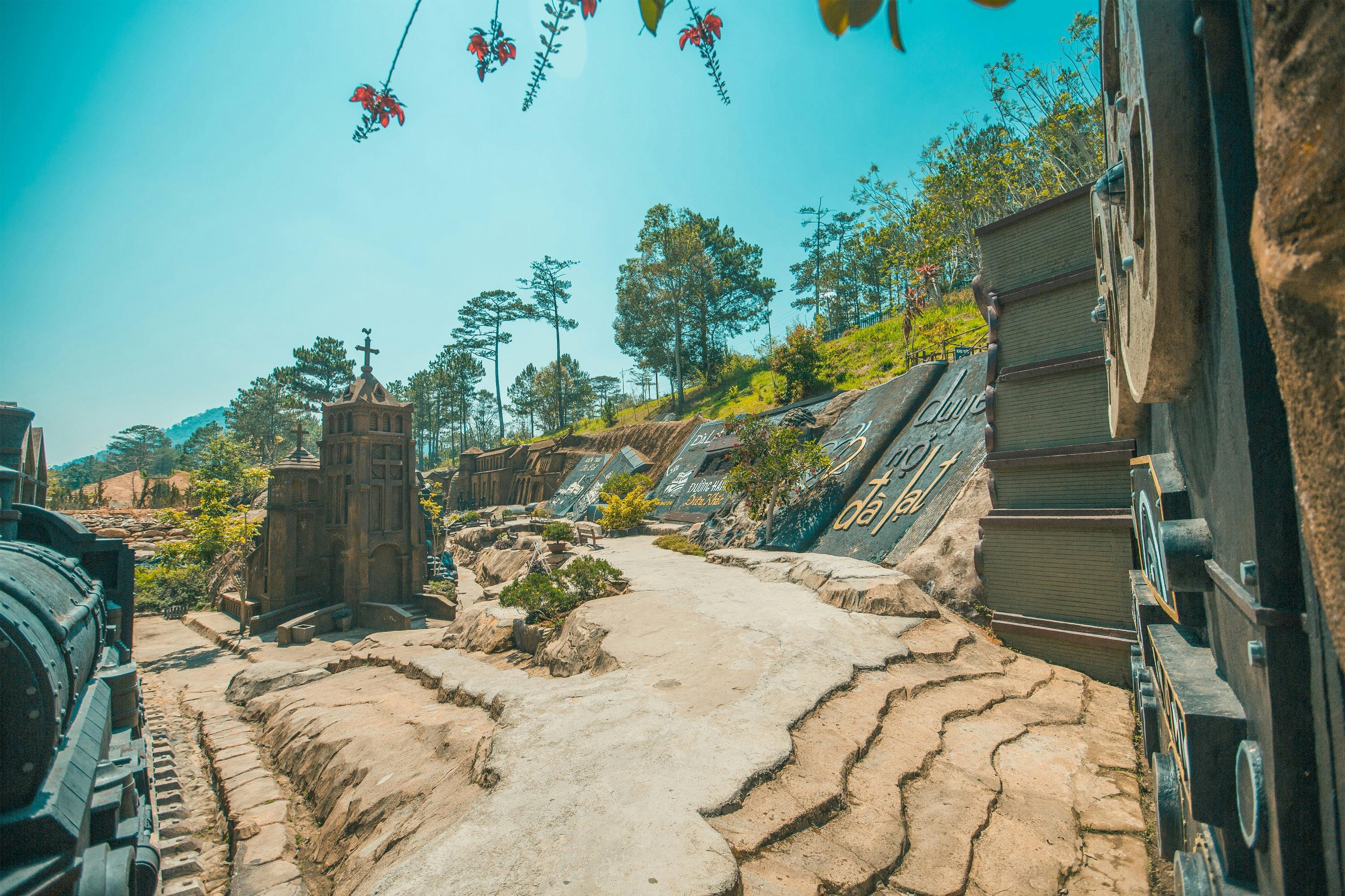 Tunnel aus Tonfiguren in Da Lat