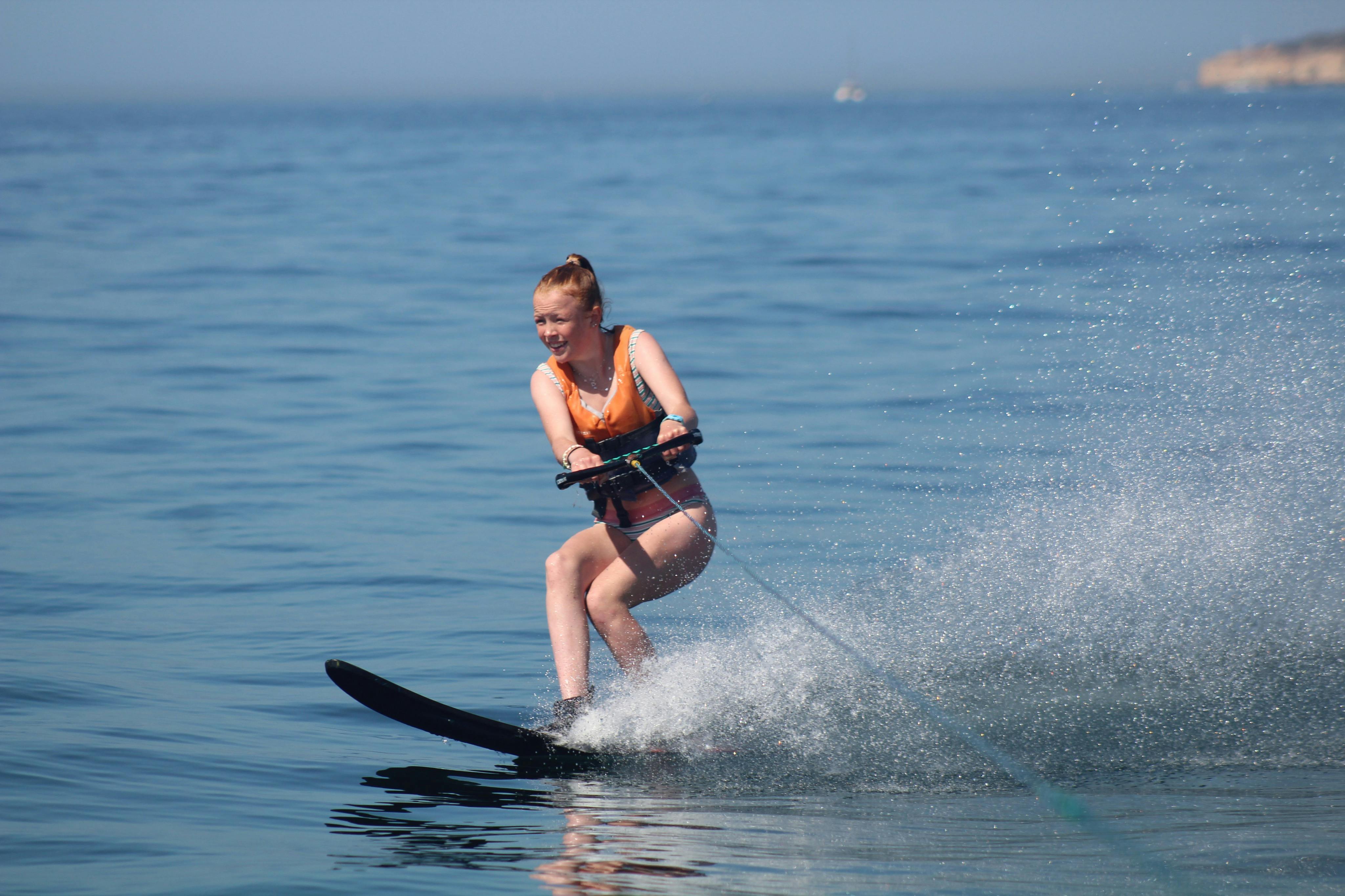 Le ski nautique : le sport idéal pour les amateurs de sensations fortes et de mer !