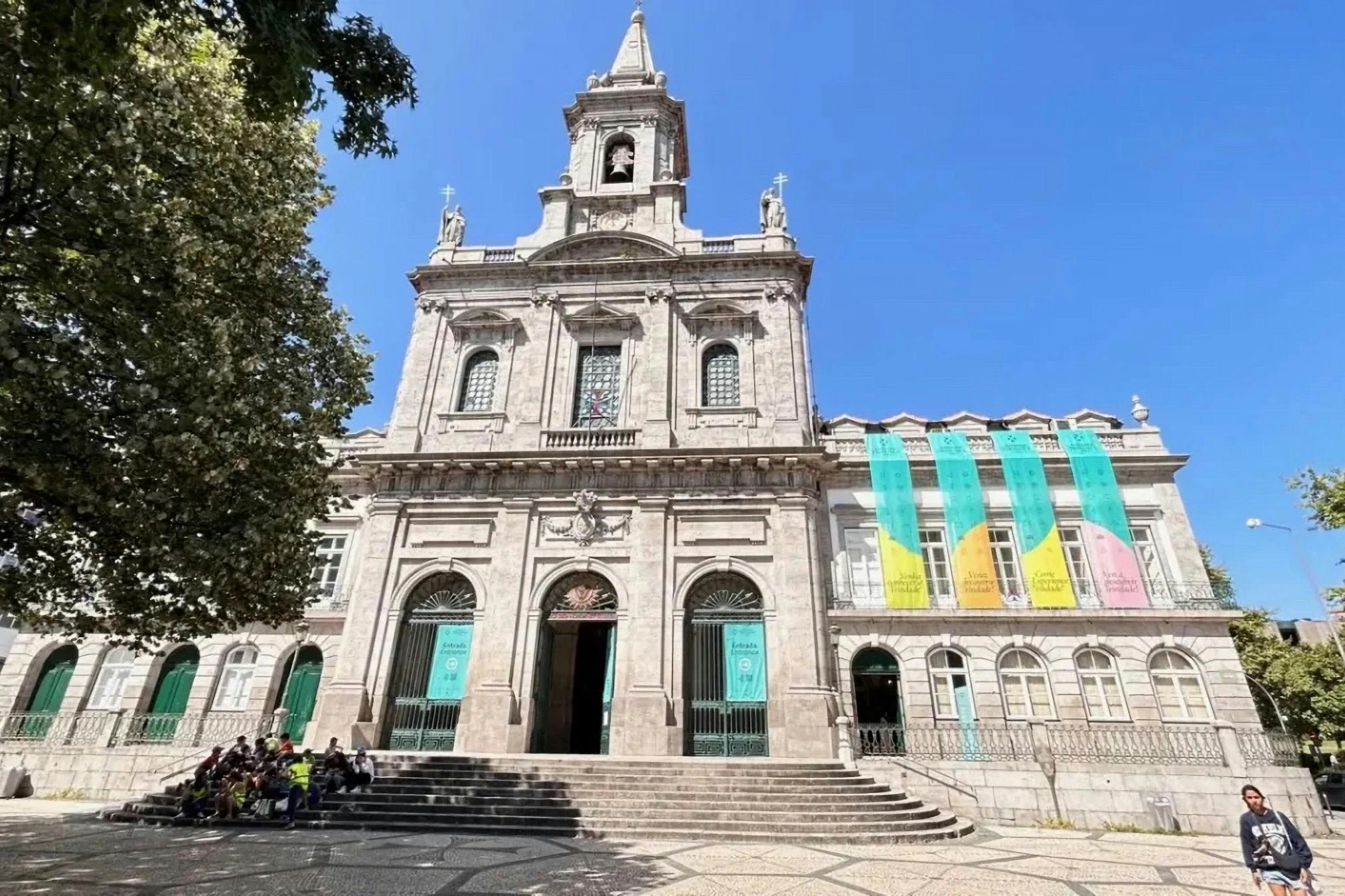 Davant de l'església, museu i campanar