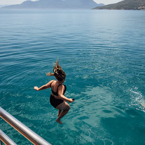 Atenas: Riviera Sunset Party Boat com bebidas e lanches - Photo 2