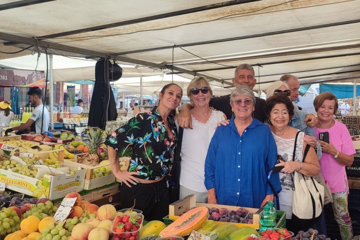 Träffa lokalbefolkningen på Campo de Fiori Market. Lär dig mer om ingredienserna.