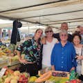 Conheça os moradores locais no Mercado Campo de Fiori. Saiba mais sobre os ingredientes.