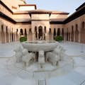 狮子院（ Courtyard of the Lions ）是阿罕布拉宫（ Alhambra ）的主要景点之一。