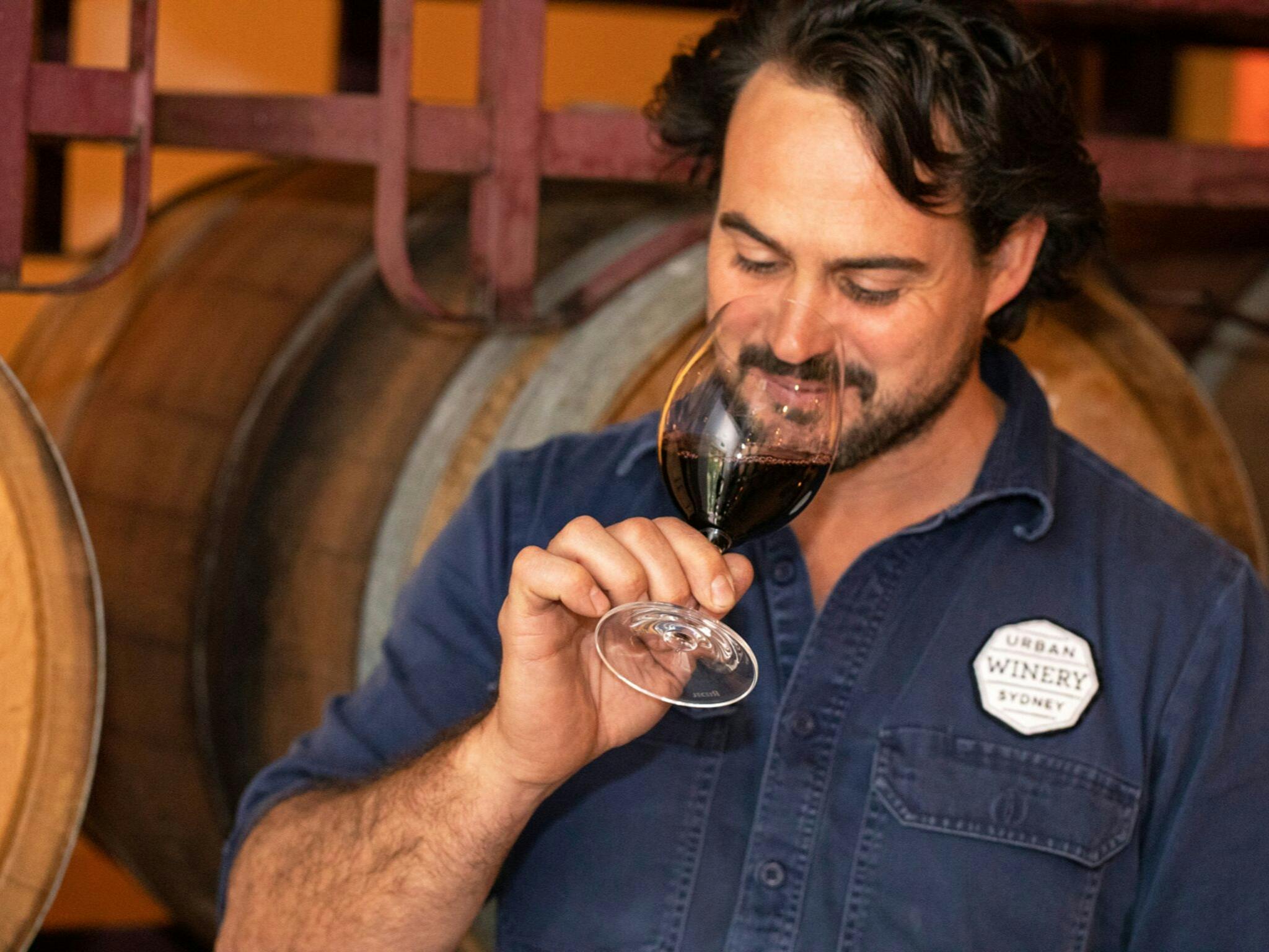 Άνθρωπος που δοκιμάζει κρασί σε αστικό οινοποιείο στο Σίδνεϊ
