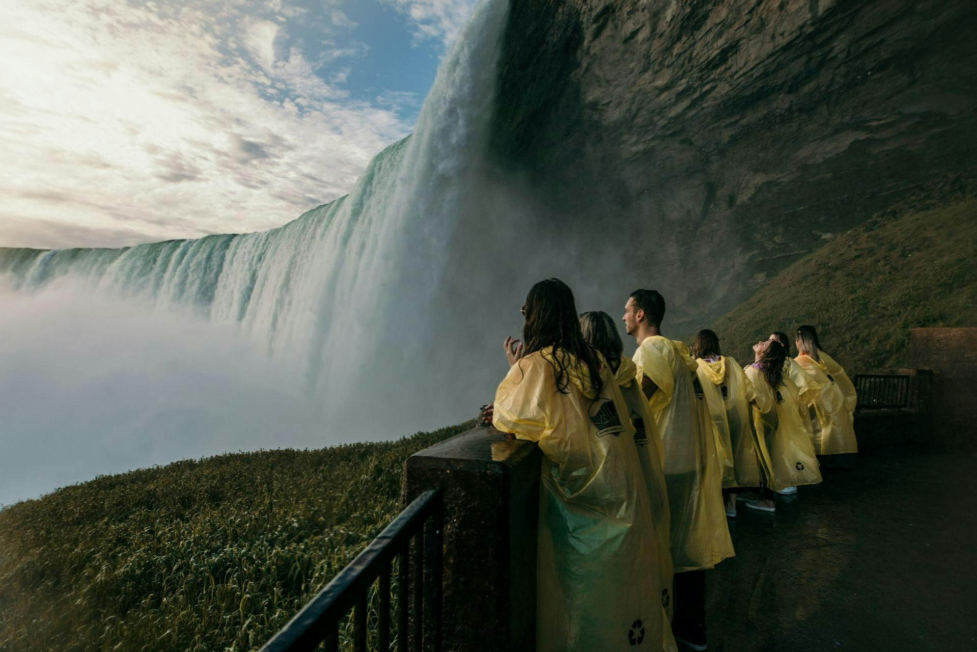 Cascate del Niagara (CA): Viaggio dietro le cascate + tour guidato + tour in barca con fuochi d'artificio — 5