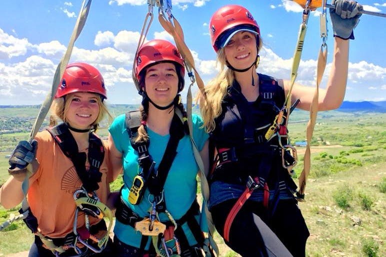 边缘高空滑索和探险