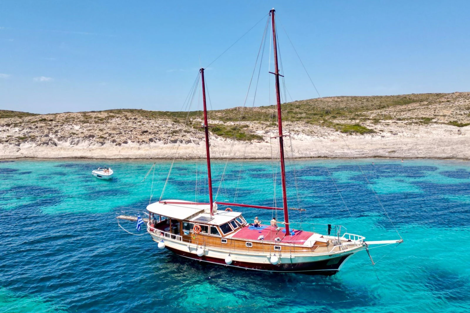 Antiparos, Blue Lagoon & Despotiko: Full-Day Cruise + Lunch + Drinks