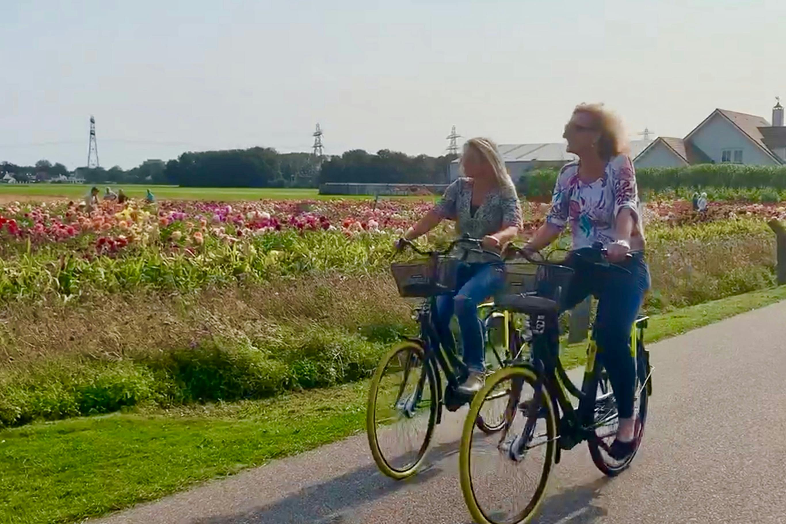 Jízda na kole podél zahrady Dahlia