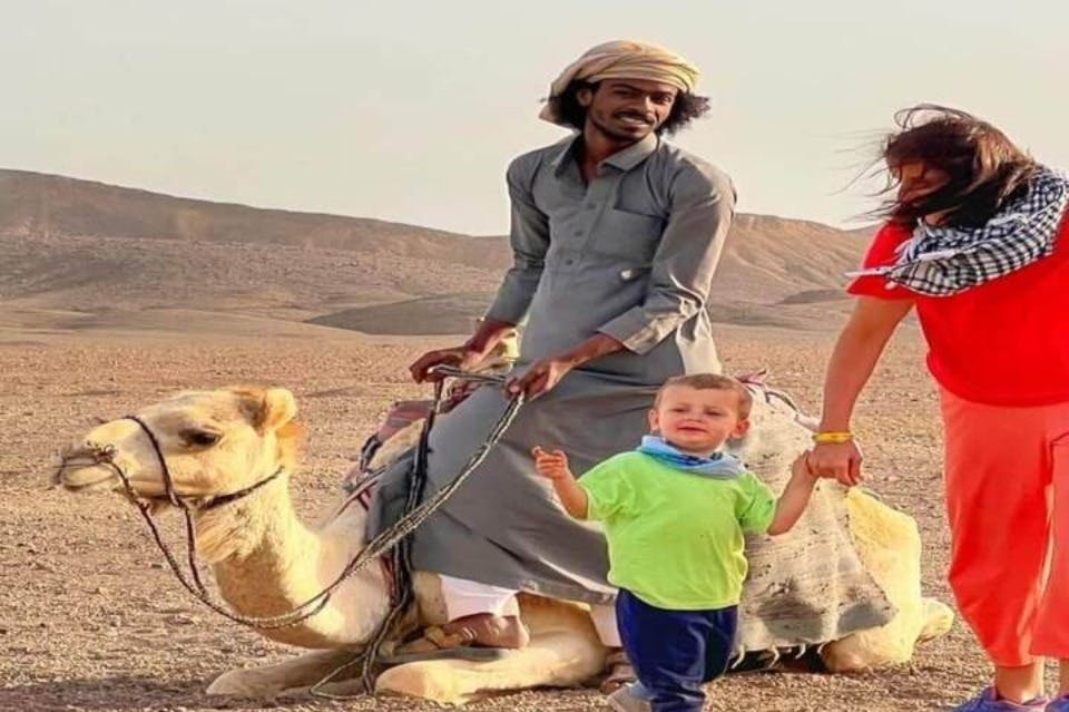 아이가 낙타를 가지고 놀다