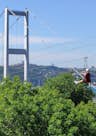 Erleben Sie den Nervenkitzel einer Seilrutschenfahrt und genießen Sie dabei die atemberaubende Aussicht auf Istanbul.