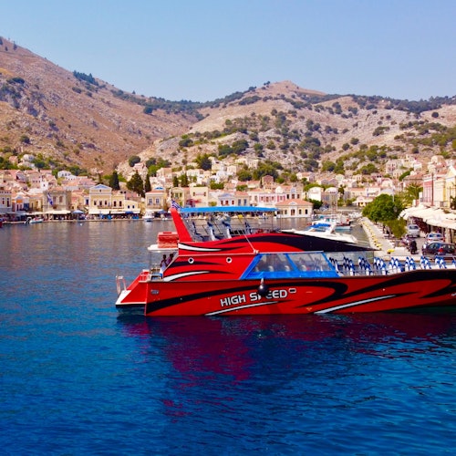 Rodas: Barco de alta velocidad a la isla de Symi con parada para nadar en la bahía de San Jorge