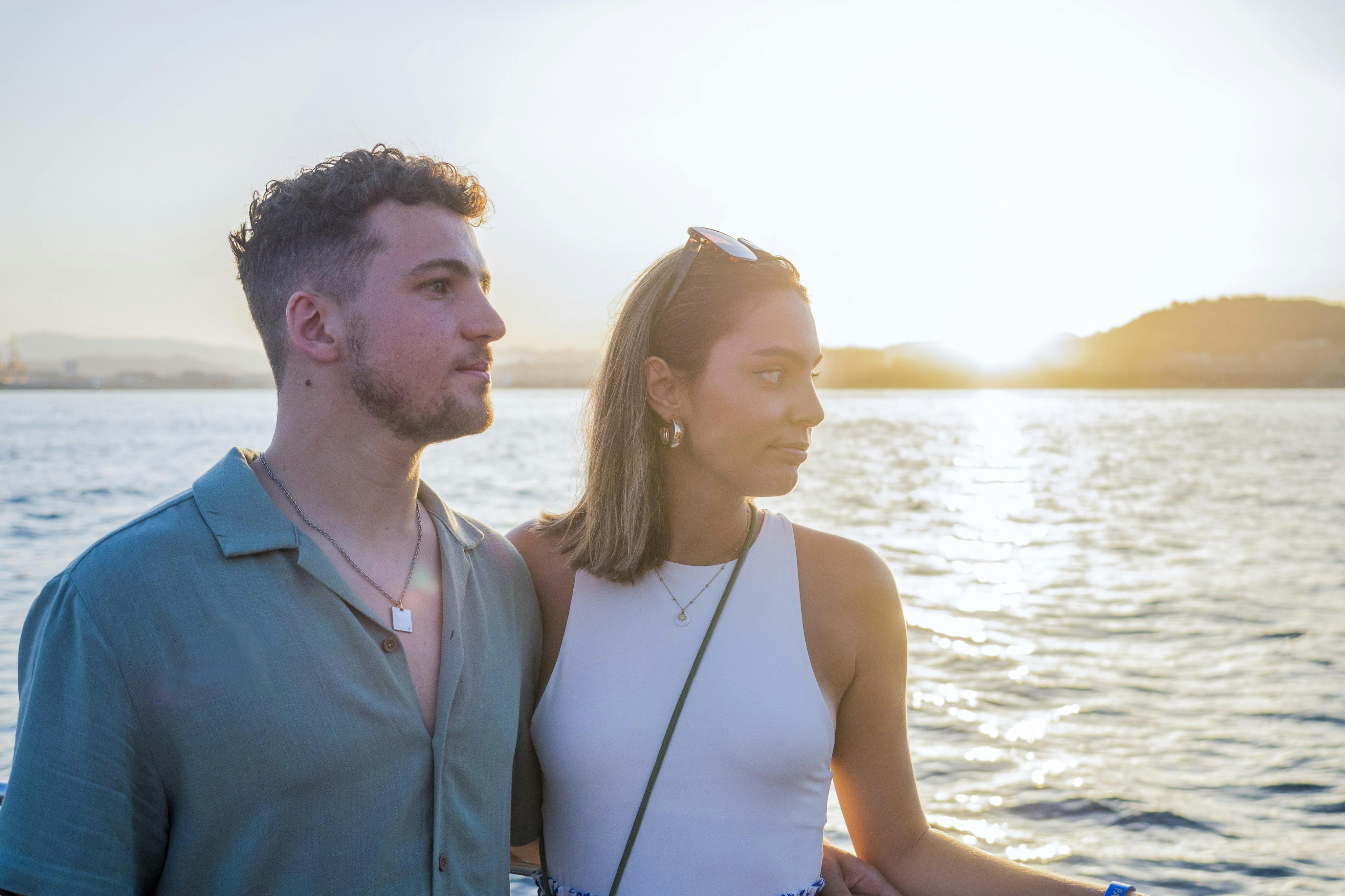 pár při západu slunce