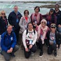 Un groupe en train de visiter les chutes du Niagara