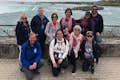 Een groep geniet van hun rondleiding bij de Niagara watervallen