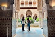 Invitados explorando el Alcázar de Sevilla después de la visita guiada