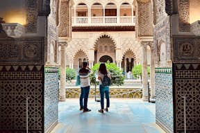 Invitados explorando el Alcázar de Sevilla después de la visita guiada