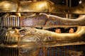 Bezoekers bekijken een tombe bij de tentoonstelling Ontdek de graftombe van koning Toet in Las Vegas