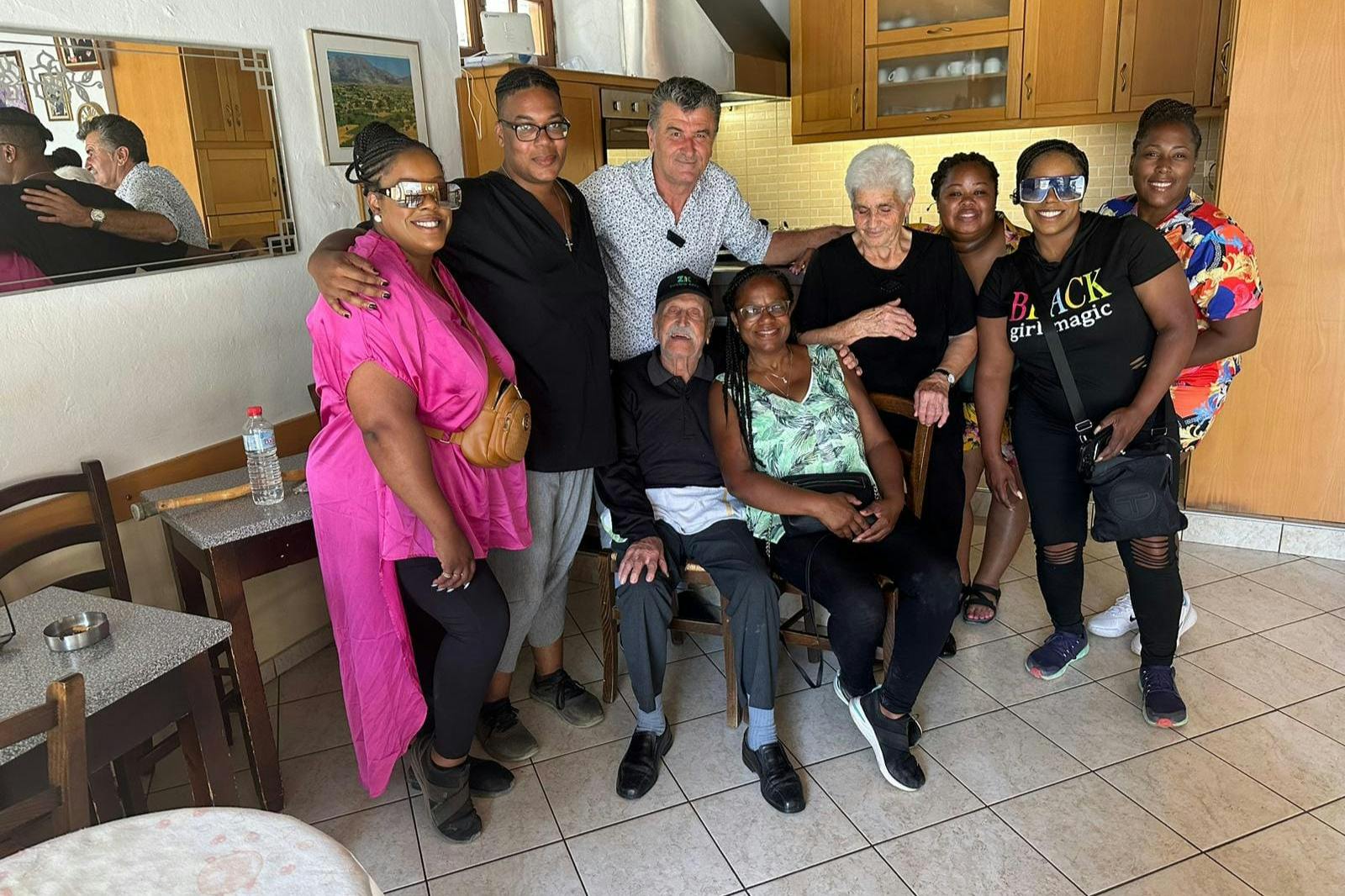 メサ・ラシティ村で伝統的なカフェネイオ体験