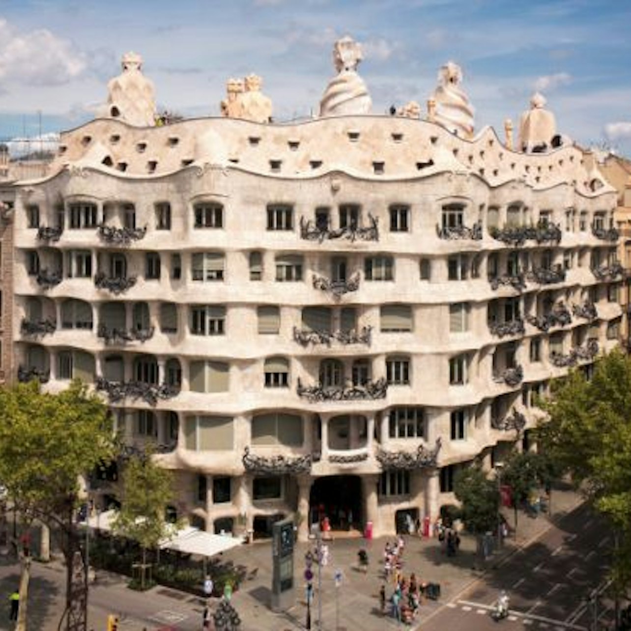 La Pedrera: Experiencia completa, Sin colas + Audioguía + Experiencia virtual - Alojamientos en Barcelona