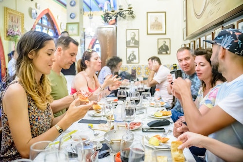 バルセロナのワインとタパス：ガイド付き電動自転車ツアー(即日発券)