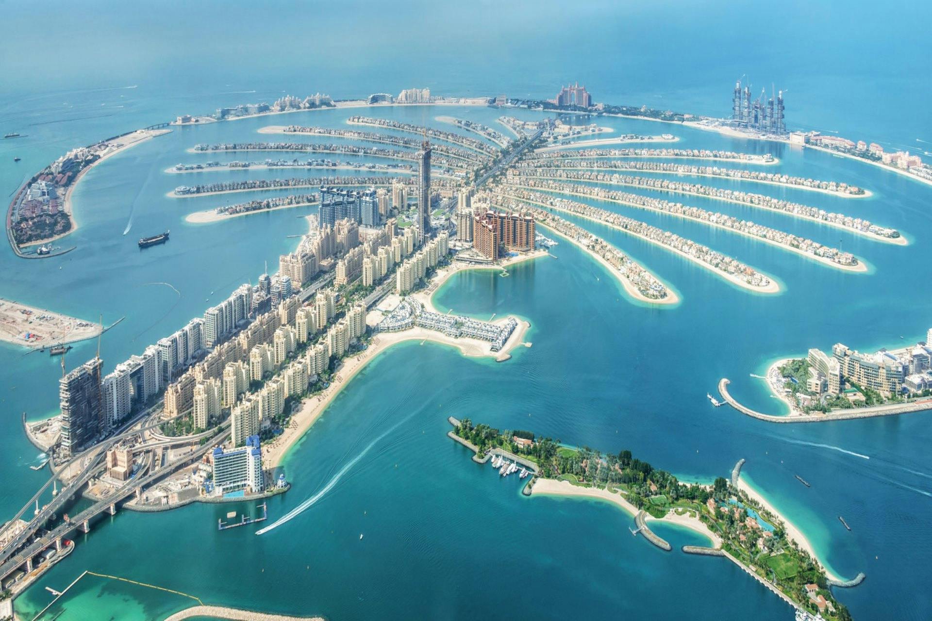Vista aèria de Palm Jumeirah a Dubai, amb illes en forma de palmera amb edificis residencials, complexos turístics i aigua blava clara.