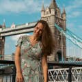 Une touriste se fait photographier devant le Tower Bridge.