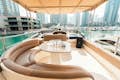 yacht flybridge avec haut-parleurs et coin salon