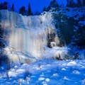 コルオマの凍った滝をめぐるツアー