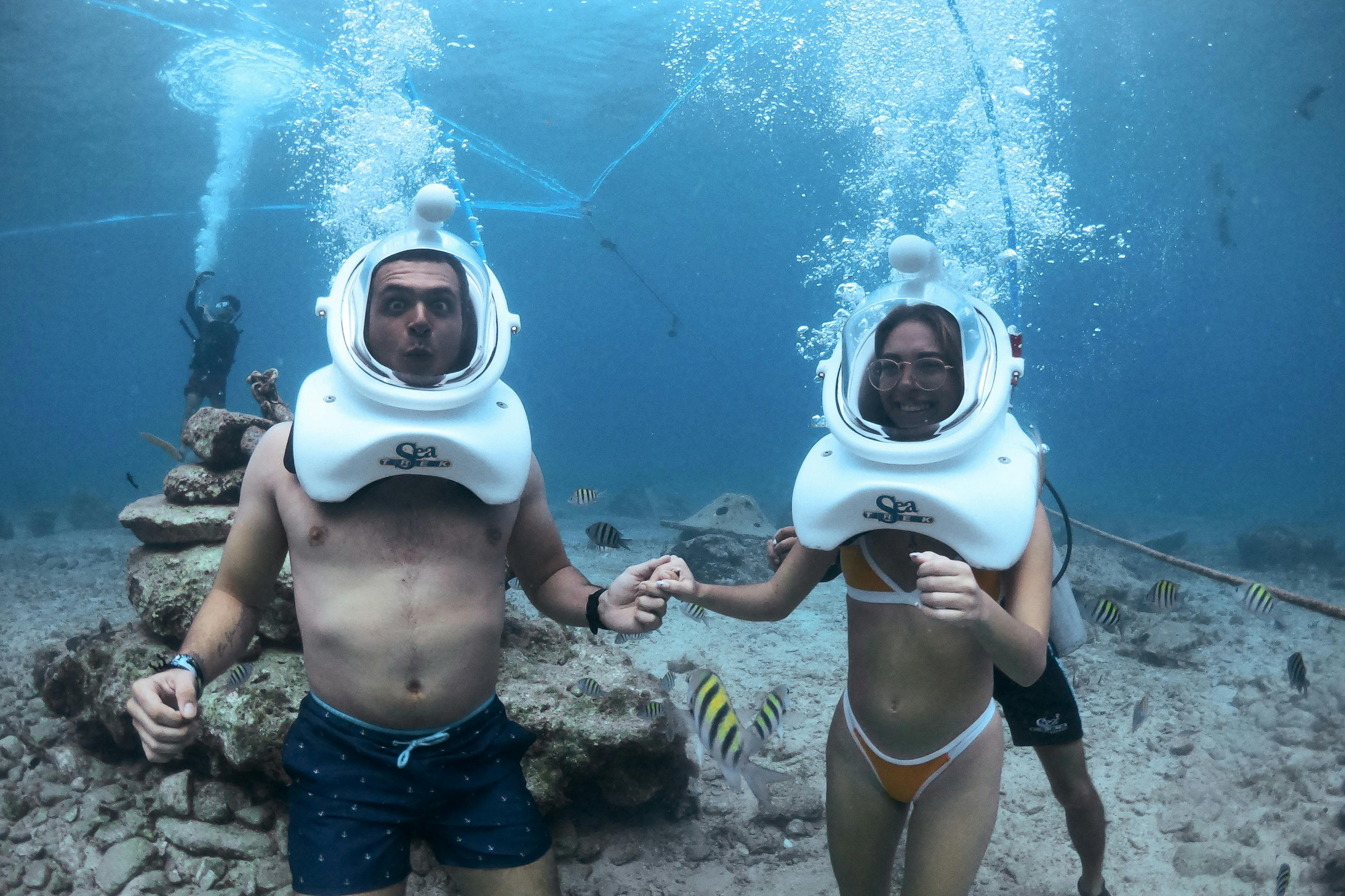 Marche avec casque sous-marin à Cozumel.