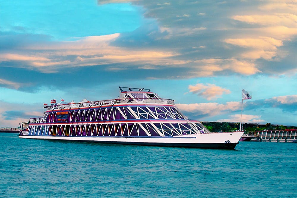 开罗尼罗河上的晚餐巡游是度过夜晚的绝佳方式。