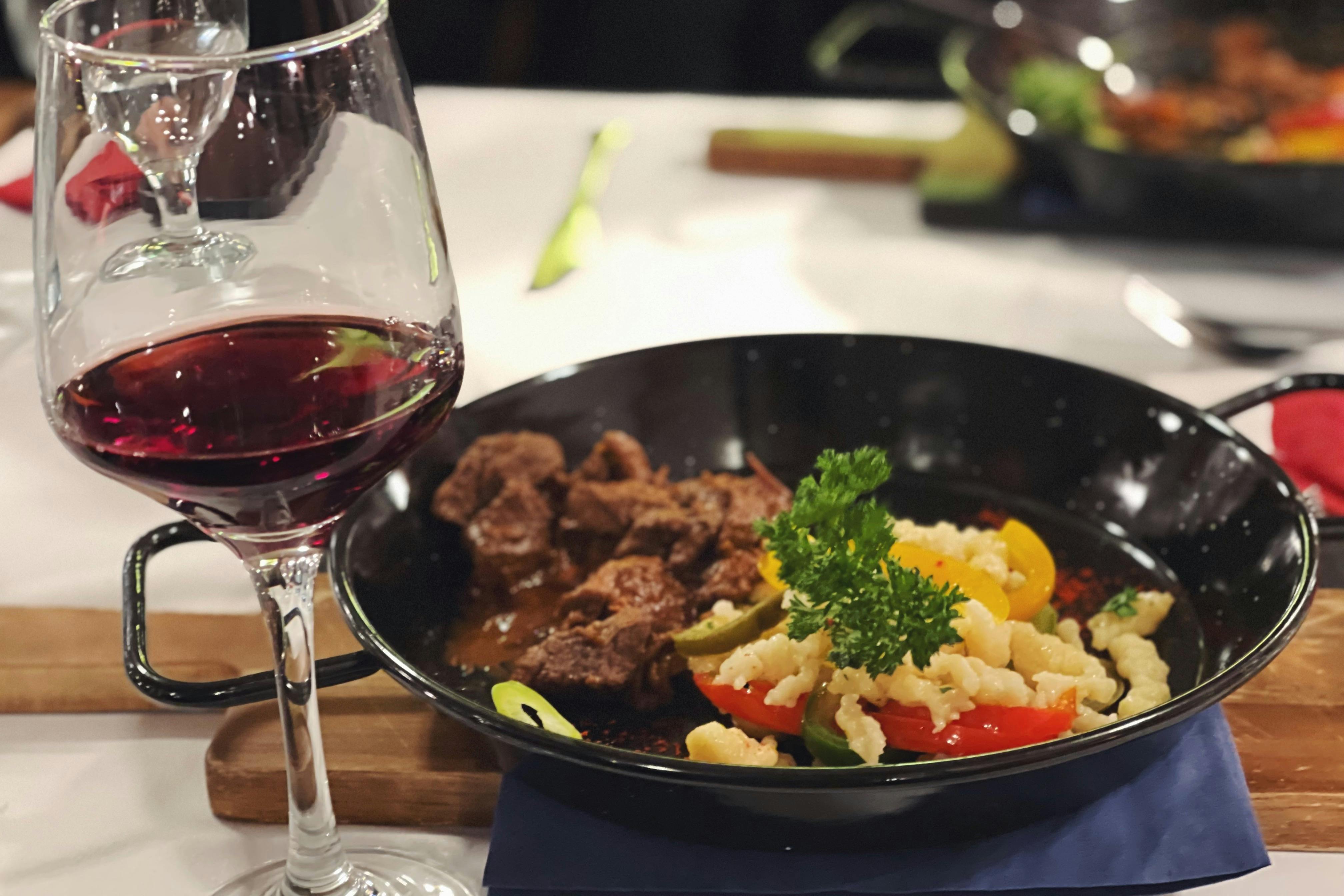 Κόκκινο κρασί σε συνδυασμό με μοσχαρίσιο στιφάδο σερβιρισμένο με παραδοσιακές χυλοπίτες