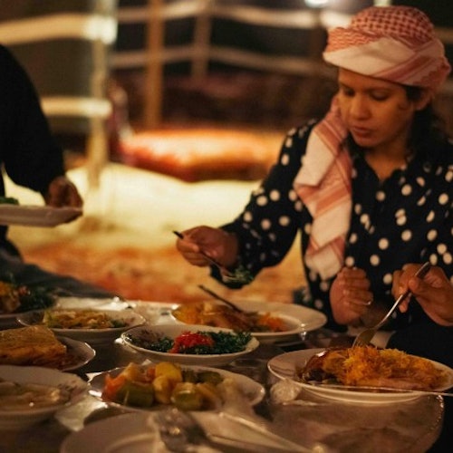Safari nocturno por el patrimonio: Paseo en Clase G Vintage con cena en el Campamento Al Marmoom