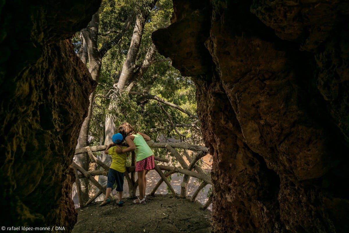 塔に向かう途中の洞窟。サマ・パーク・カンブリルス