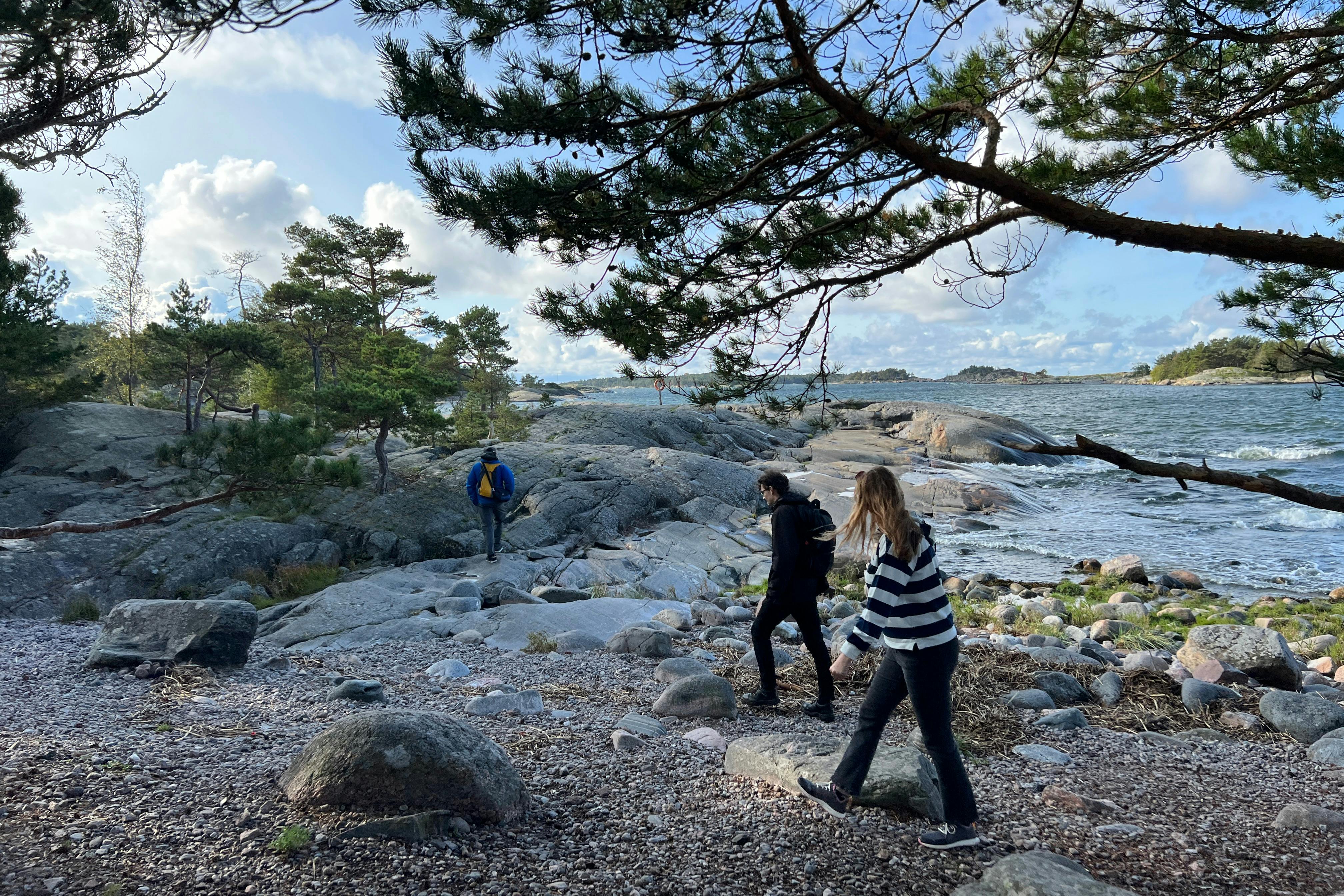 群島の岩だらけの海岸
